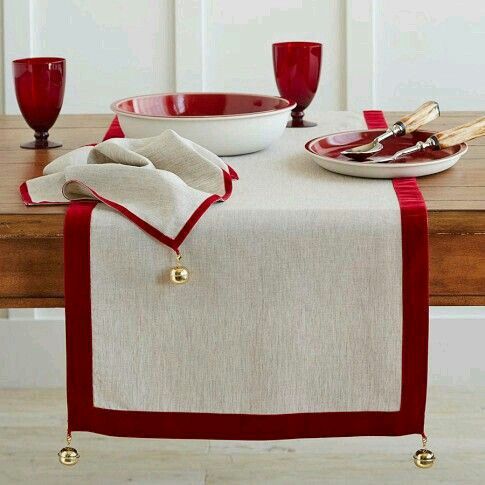 ผ้าปูโต๊ะไวน์ - ผ้าปูโต๊ะสีขาวขอบแดง ตกแต่งด้วยผ้าคลุม