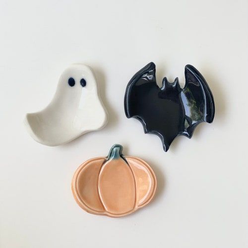 ที่รองจานผี-ค้างคาว - ที่รองจานรูปผีและค้างคาว