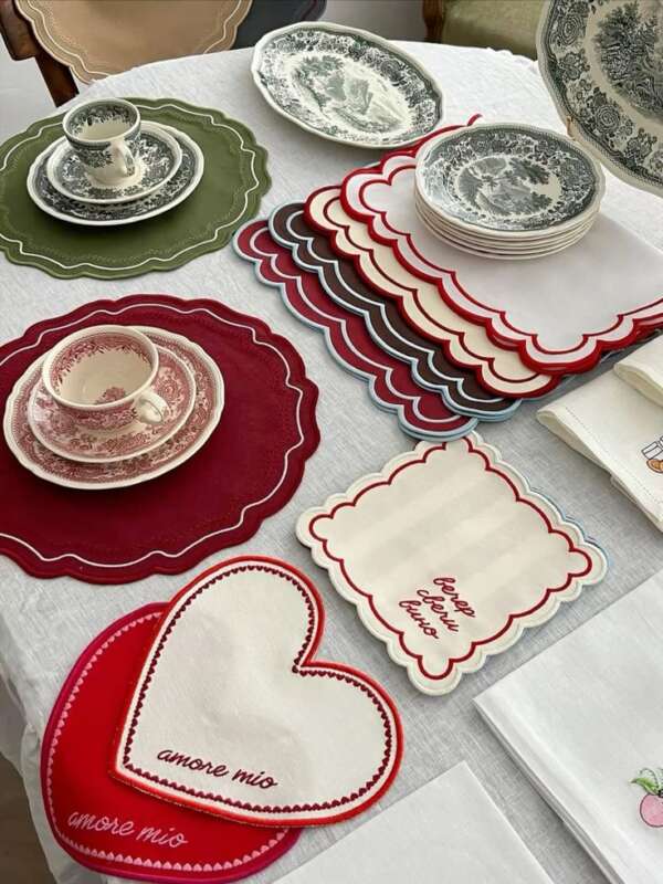 ชุดผ้ารองจานลูกไม้ - ผ้ารองจานและผ้าเช็ดปากลายหัวใจ