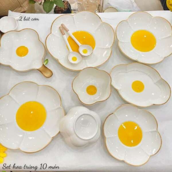 ชุดจานชามไข่ดาว - ชุดจานชามเซรามิกรูปไข่ดาวและดอกไม้